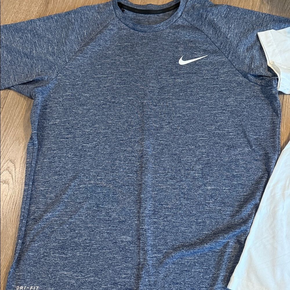 ((4 PIECE)) MENS NIKE AND CHAMPION TEE BUNDLE EEEUC SIZE MEDIUM - Picture 5 of 5